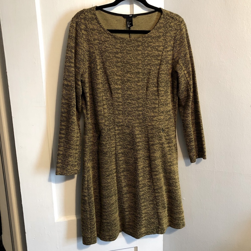 Long-Sleeved Black and Yellow midi Dress